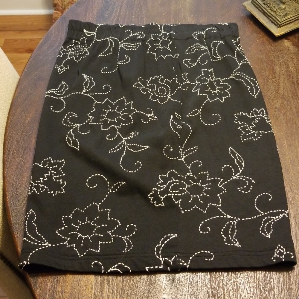 Vivienne Tam black white embroidered skirt Sz 2